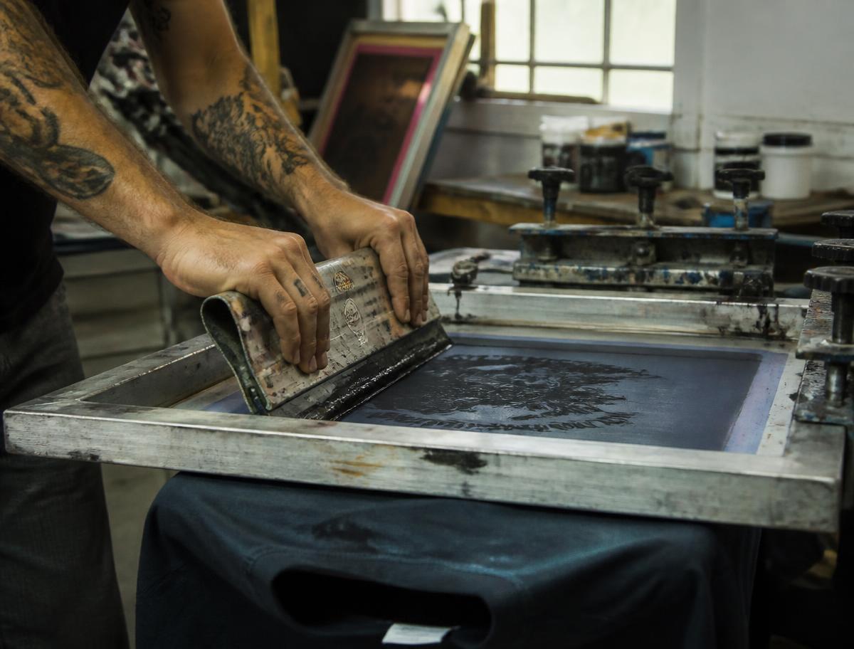 Estampado serigráfico aplicado sobre playera oscura
