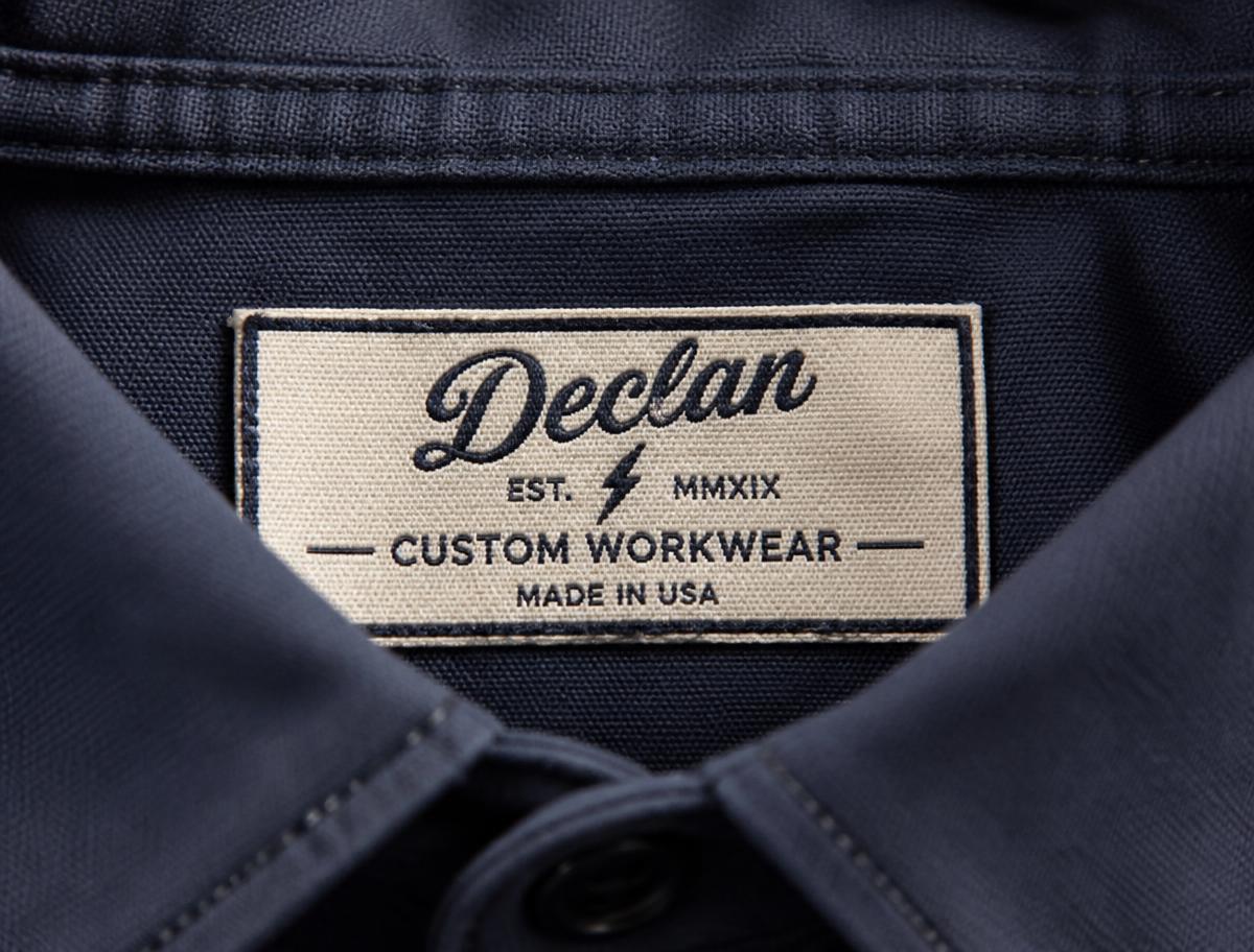 Etiqueta personalizada cosida en el cuello de una camisola