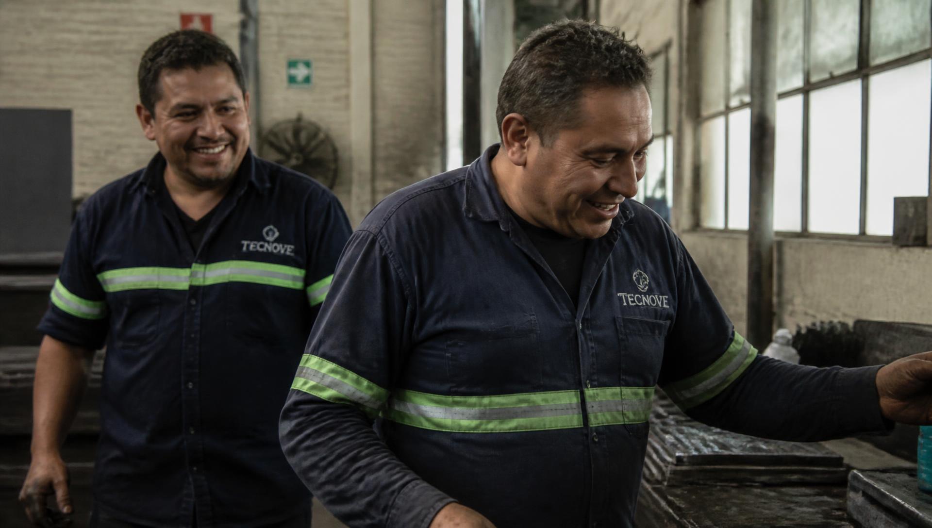 Equipo profesional uniformado en una planta industrial
